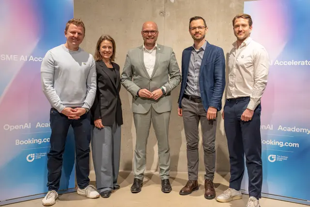 (v.l.n.r.): Dr. Guido Brinkel (OpenAI), Alexandra Wolframm (Booking.com), Dr. Fabian Mehring (Staatsminister für Digitales), Norman Ladig (Booking.com), Johannes Foertsch (OpenAI) | Foto: Staatsministerium für Digitales