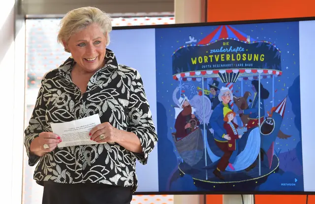 Inga Gölitz, erste Vorsitzende des Vereins „Freunde der Augsburger Stadtbücherei e.V.“, eröffnete die Veranstaltung und begrüßte die Kinder und Lehrkräfte. | Foto: Thomas Hosemann / swa