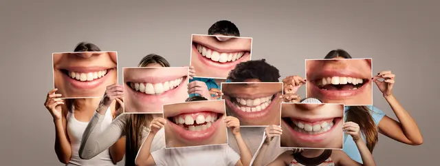 Lächeln verbindet – Gruppe mit Mund-Motiv vor grauem Hintergrund. | Foto: Adobe Stock: xavier gallego morel