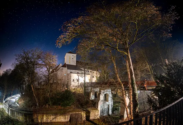 Eine schöne klare Nacht beim Wittelsbacher Schloss in Friedberg.