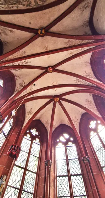 Aus der Erbauungszeit im Jahr 1419 sind Details überliefert: Im Chorraum der Hospitalkirche sind an den Kapitellen der Dienste und an den Schlusssteinen des Kreuzrippengewölbes insgesamt neun farbig gefasste Wappenschilde angebracht, die man als Hinweise auf den Stifter interpretieren kann.