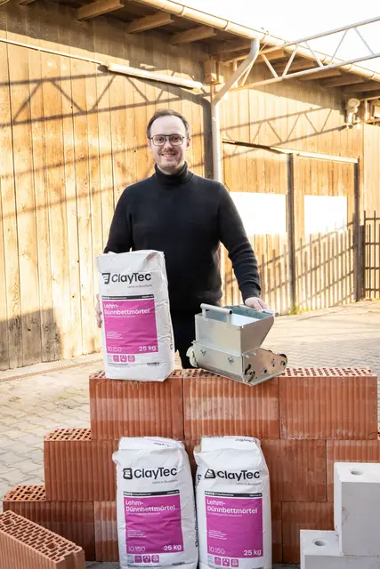 Clay-Tec-Prokurist Maximilian Breidenbach mit Dünnbettmörtelsäcken | Foto: ClayTec GmbH &amp; Co. KG