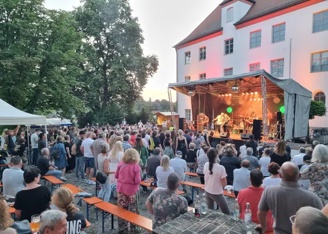 Beim diesjährigen Kultursommer im Schlosshof vom 10. bis zum 13. Juni kann Live-Musik in historischer Kulisse erlebt werden. | Foto: Stadt Burgau
