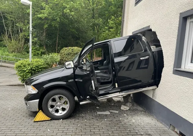 Auto in Hauswand