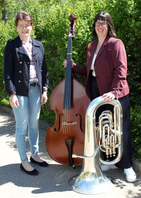 Schulleiterin Heike Mayr (links) begrüßt Tabea Weich (rechts), die neue Lehrkraft für Tuba, Euphonium und Kontrabass, im Team der Musikschule Wertingen.