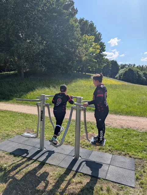 Trainieren, sporteln und spielen – auf dem Bürger-Aktiv-Parcours im Sport- und Freizeitpark West finden alle Generationen passende Stationen!  | Foto: Denise Hartmann