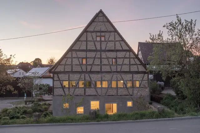 Büroerweiterung in Öhringen: Blick auf die Giebelwand in der Abenddämmerung | Foto: Christoph Steinbach