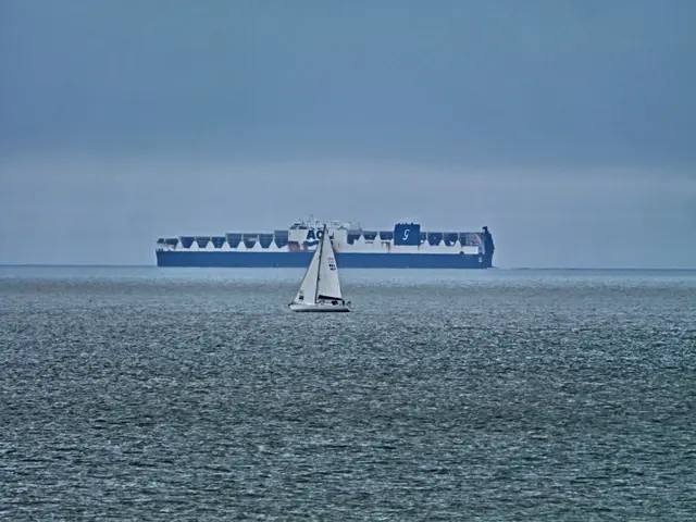 Das Tele staucht ...Segelboot und Schiff sind ca 7-8km voneinander entfernt.
