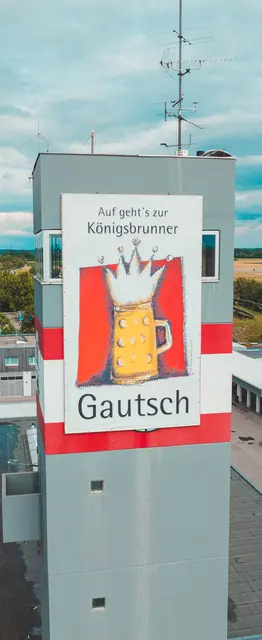 Zehn Tage lang, vom 26. Juni bis 5. Juli, lädt das große Königsbrunner Volksfest, die Gautsch, ins Festzelt und auf den Vergnügungspark. Beste Unterhaltung ist hier angesagt und dieses Jahr – bei deutscher Beteiligung – auch Stadionatmos-phäre bei WM-Live-Übertragungen. | Foto: ABOUT US Media GmbH