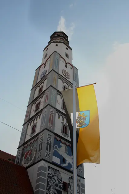 Der Schimmelturm: In 54 Metern Höhe bietet sich ein reizvoller Blick auf die Lauinger Altstadt, den Donaulauf und die Umgebung. An den Schimmelturm ist die "Schupfe", eine frühere Kauf- oder Markthalle, angebaut. Der Bau des Schimmelturms begann bereits 1457 und wurde 1478 beendet. | Foto: Elmar Knöchel
