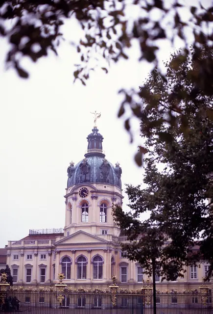 Blick auf die markante Kuppel von Schloss Charlottenburg