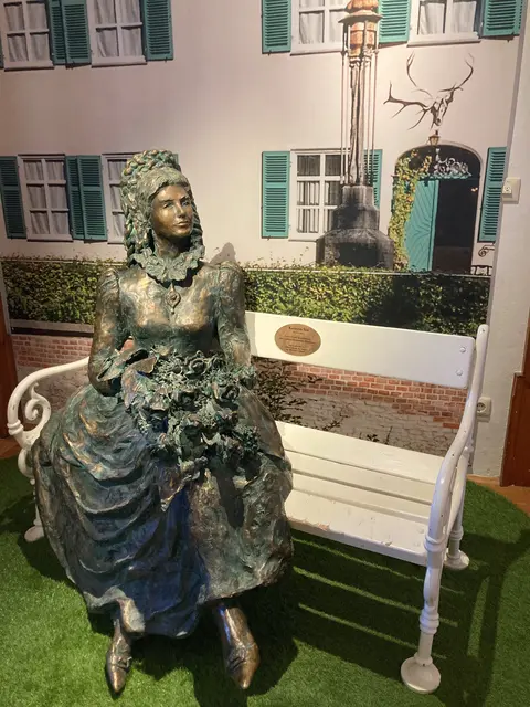 Sie wollten schon immer einmal neben einer Kaiserin Platz nehmen? Im Wasserschloss Unterwittelsbach haben Sie die Möglichkeit dazu. Diese Bronzefigur der Sisi empfängt Sie zur Dauerausstellung, die in diesem Jahr mit der Sonderausstellung "'verliebt', verlobt verheiratet … Eheglück im Hause Habsburg?" die Heiratspolitik jener Zeit thematisiert. | Foto: Stadt Aichach