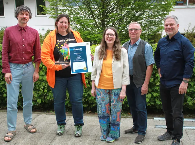 Freuten sich über die Auszeichnung mit dem Bayerischen Innovationspreises für den Meitinger Verein Anders Normal – früher FamilienAuszeit Meitingen (von links): Sozialpädagoge Christoph Stadler, FAM Vorsitzende Heike Rabas, Marktgemeinderätin Annemarie Probst, 3. Bürgermeister Rudi Helfert und Sozialpädagoge Jens Tietböhl. | Foto: Peter Heider