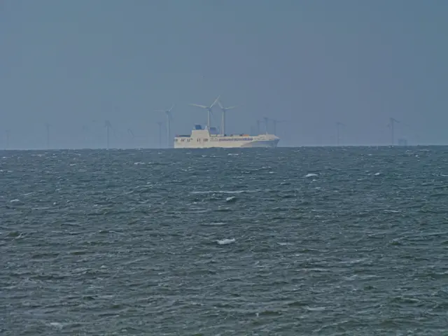 Schiff ca. 10km entfernt, die Windräder 30km.
Wetterbedingt gehts nicht besser, da würde auch ein Ausrüstungsupgrade wenig helfen.