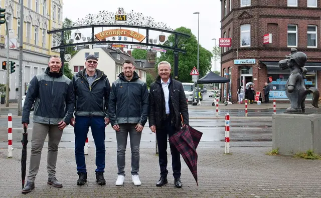Gruppenfoto vor dem Cranger Tor mit (v. l.) Dirk Reuter, Leiter des Kirmesbüros (FB Öffentliche Ordnung), Eduard Belker, Fachbereichsleiter (FB Öffentliche Ordnung), Alexander Neumann, Platzmeister der Cranger Kirmes (FB Öffentliche Ordnung), Dr. Frank Burbulla, Kirmesdezernent der Stadt Herne, und die Statue des Kirmesmaskottchens Fritz.  | Foto:  Stadtmarketing Herne, Alexander Christian