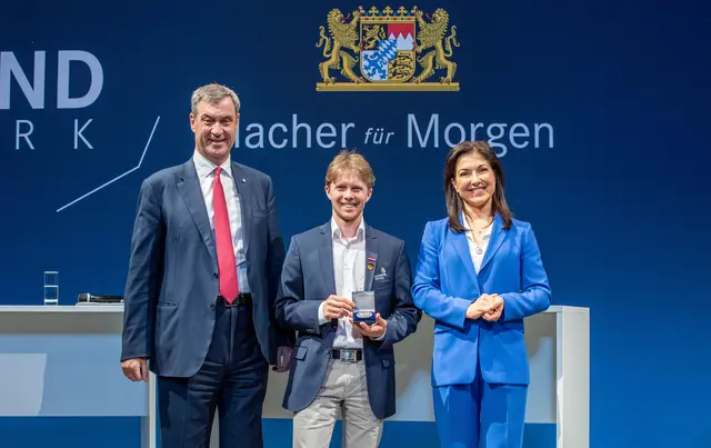 Moritz Wagner bei der Ehrung in München mit Bayerns Ministerpräsident Markus Söder und Bundeswirtschaftsministerin Katherina Reiche.