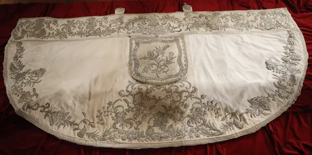 Ein Vespermantel, gemacht aus der Schleppe von Sisis Brautkleid, ist das Prunkstück der diesjährigen Ausstellung im Sisi-Schloss.  | Foto: Erich Echter