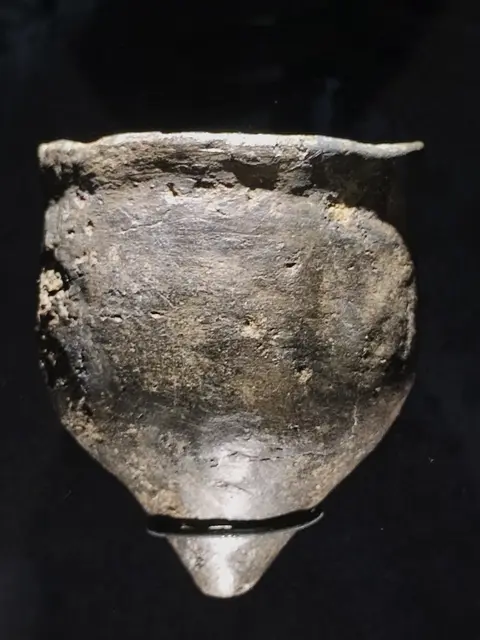 Ertebølle-Kultur, eines der ältesten Keramikgefäße aus dem Mesolithikum, 
wie die Spitze ahnen läßt, der Krug lehnte an einem Stein an der Feuerstelle oder wurde in den Boden gesteckt
ca. 4700 v.Chr. Ecklak, Schleswig-Holstein