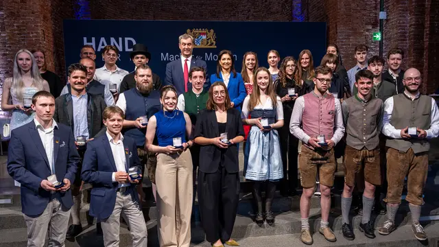 Die Geehrten aus ganz Bayern mit Bayerns Ministerpräsident Markus Söder und Bundeswirtschaftsministerin Katherina Reiche.