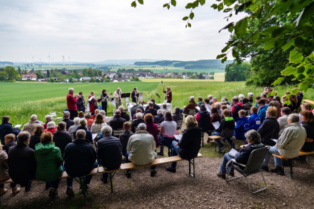  Himmelfahrtsgottesdienst am Rande des Süllberg. Foto: © Wolfgang Decius