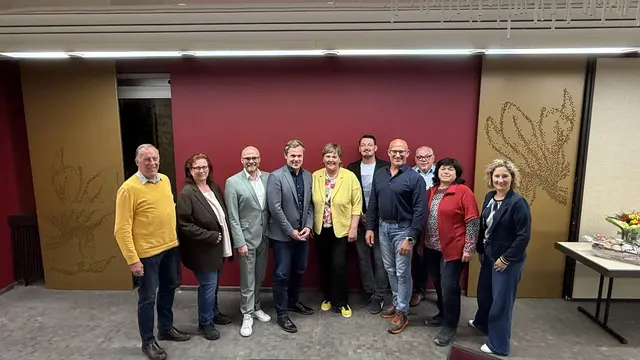 Die Kreistagsfraktion der FREIE WÄhler sowie Matthias Kraus (FDP, vierter von links)