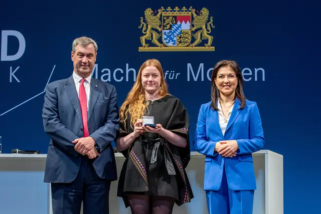 Hereza Rosa Schmidtke bei der Ehrung in München mit Bayerns Ministerpräsident Markus Söder und Bundeswirtschaftsministerin Katherina Reiche.