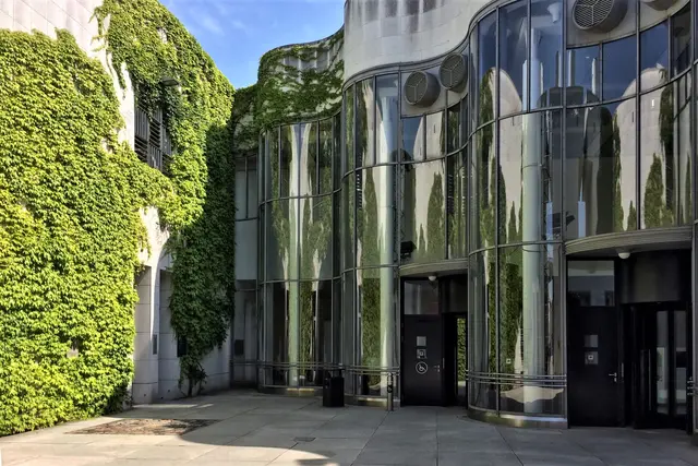 Die wellenförmige Fassade der Bundeskunsthalle wird bei der Bodengestaltung des Vorplatzes aufgegriffen.  | Foto: copyright Margot Klütsch