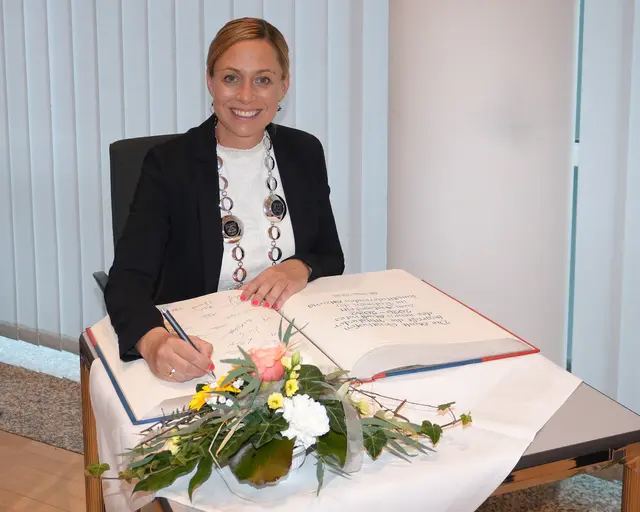 Susanne Olita, Erste Bürgermeisterin, trägt sich in das Goldene Buch der Stadt Gersthofen ein. | Foto: Stadt Gersthofen (Kai Schwarz)
