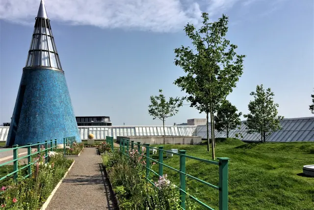 Nachempfunden: Die Malvenallee vom Gartenhaus am Stern in Weimar mit Blick auf den "Stein des guten Glücks".   | Foto: copyright Margot Klütsch