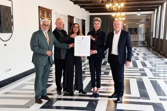 Jörg Lukat, Hartmut und Christine Räder, Bettina Eickhoff und Jürgen Hohmann (von links) präsentieren die Urkunde der Gemeinsam für Bochum – Stiftung. | Foto:   Sparkasse Bochum