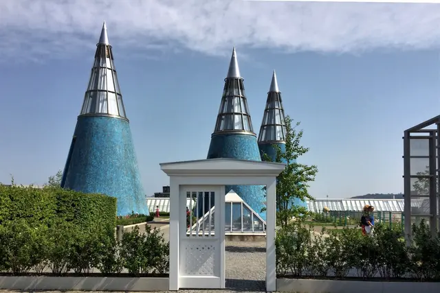 Nachempfunden: Der Gingko hinter dem Tor  | Foto: copyright Margot Klütsch