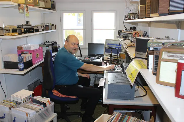 Bernd Schmids Arbeitsplatz an den Museumsöffnungstagen: der Senderaum beim Radio- und Telefonmuseum. Dort sind auch auch zwei Plattenspieler. Beim Museumsbesuch kann man sich von Bernd Schmied das alles erklären und vorführen lassen. | Foto: Otto Killensberger