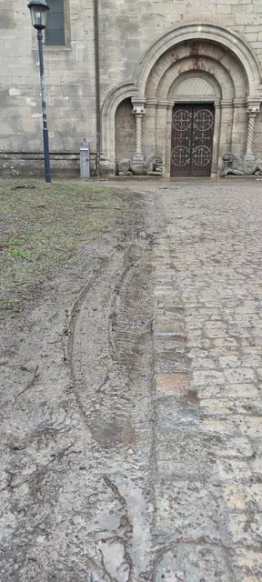 Ein Bild, das dem fast 900 Jahre alten romanischen Kaiserdom und der Stadt Königslutter nicht würdig ist. 