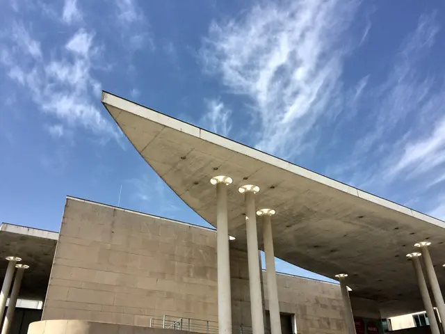 Das Gebäude des städtischen Kunstmuseums Bonn (1992 eröffnet)  wurde von Axel Schultes, dem Architekten des Berliner Bundeskanzleramts (1995-2001), entworfen. Die Gesamtplanung von Museum und Bundeskunsthalle lag ursprünglich bei Schultes.   | Foto: copyright Margot Klütsch