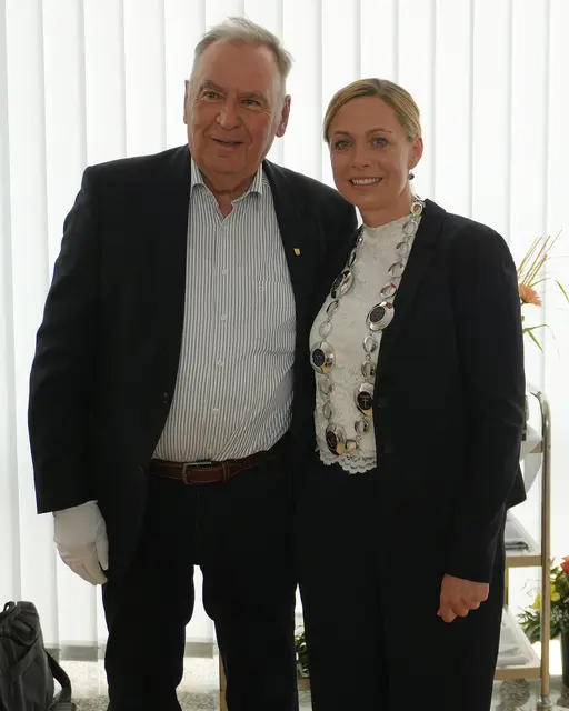 Ehrenbürger Karl-Heinz Wagner legte Susanne Olita, Erste Bürgermeisterin, offiziell die Amtskette um. | Foto: Stadt Gersthofen (Kai Schwarz)