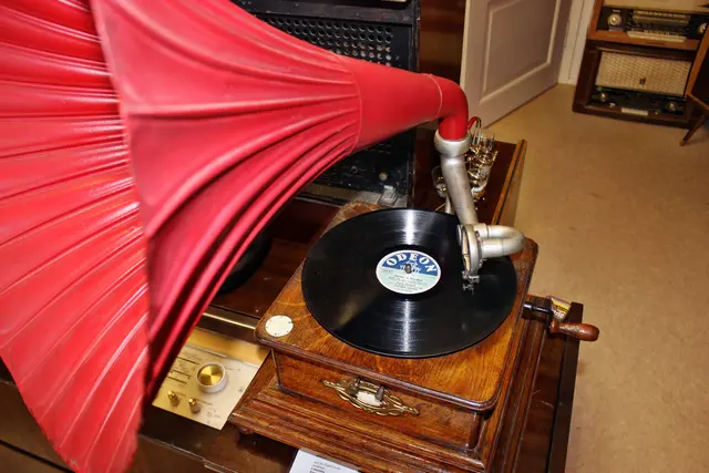 Das Grammophon war die große Zeit der Schellackplatte. Emil Berliner (Einwanderer In die USA) war hier der große Erfinder. 1887 reicht er sein Patent für einen schreibfähigen Tonträger, die Schallplatte (bis 1897 aus Hartgummi), und das dazugehörige Abspielgerät. das Grmmophon ein.   | Foto: Otto Killensberger