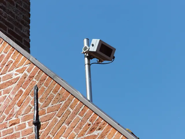 Kamera (vermutlich) hoch oben auf einem Ziegelschrägdach an einem Mast montiert | Foto: Siegmund Walter, 08.05.2026, 12:13 Uhr