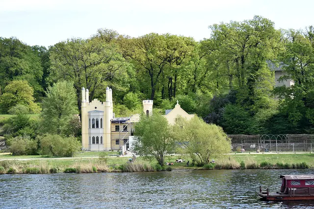 und hier ist das Schloss von der Plane befreit