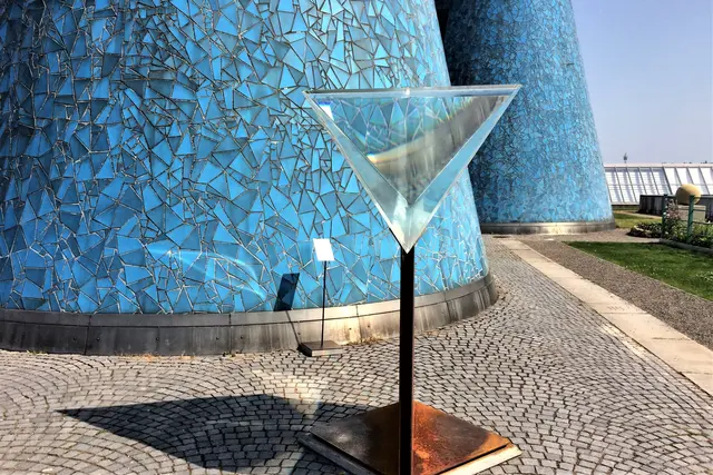 Matthias Rang, Nora Löbe: Tetraederprisma (2010), Acrylglas, Wasser, Stahl  | Foto: copyright Margot Klütsch
