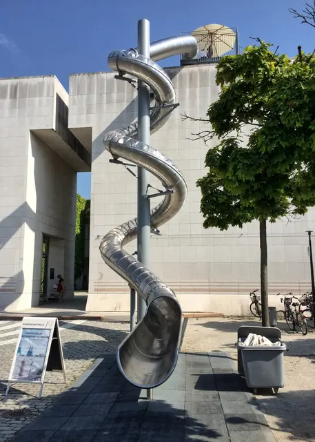 Carsten Höller: Bonner Rutschbahn (2018), saisonal genutzt. Über die  Rutsche gelangt man vom Dach der Bundeskunsthalle auf den Vorplatz.  | Foto: copyright Margot Klütsch
