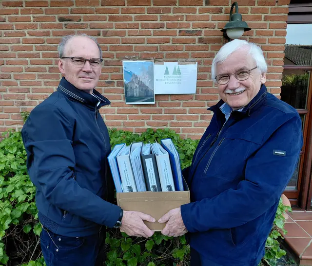 Kai-Uwe Grahmann (links) übergibt das Gartenhistorische Gutachten an Werner Köthke.