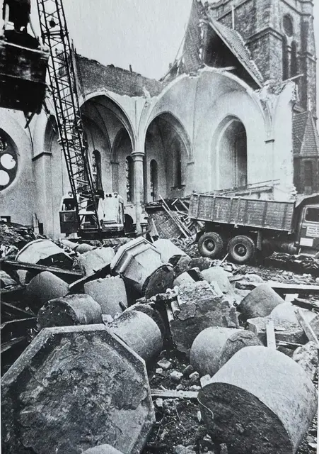 Umnutzung von Kirchenraum - heute parken hier PKW auf dem ehemals heilgen Boden der Pauli-Kirche - Delle - Mülheim - ein Mahnmal zur Manifesta16
