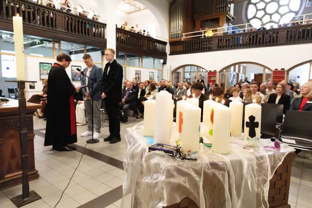 Diese Aufnahme gibt einen Blick in den feierlichen Gottesdienst in der Gnadenkirche. Hier spricht Pfarrer Storm zwei Konfirmanden gerade Segenswünsche zu.
Foto: Bartosz Galus
