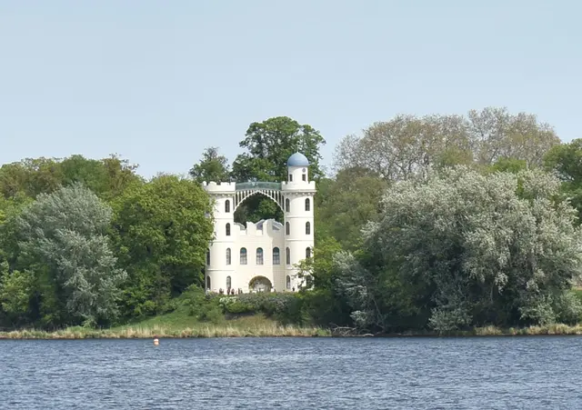 Blick von der Havel auf Schloss Pfaueninsel