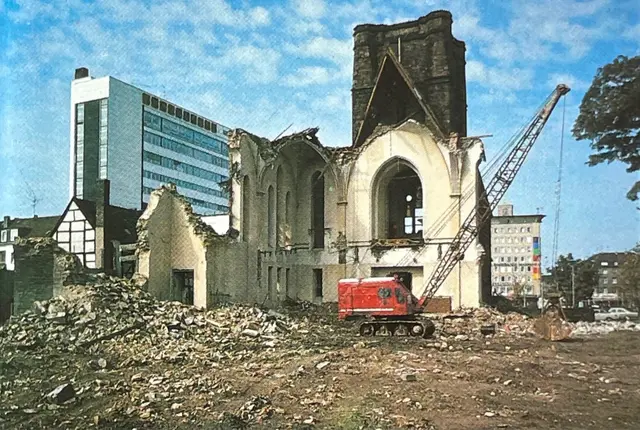 Der Abrissbirne fiel die Pauli-Kirche zum Opfer (heute Parkplatz Delle). Auch das im Hintergrund zu sehende NECKERMANN-Hochhaus und das Fachwerkhaus wurden dem Erdboden gleich gemacht.