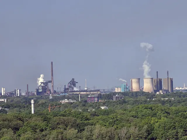 Das Gelände der Hüttenwerke Krupp Mannesmann (HKM) in Duisburg-Huckingen.
