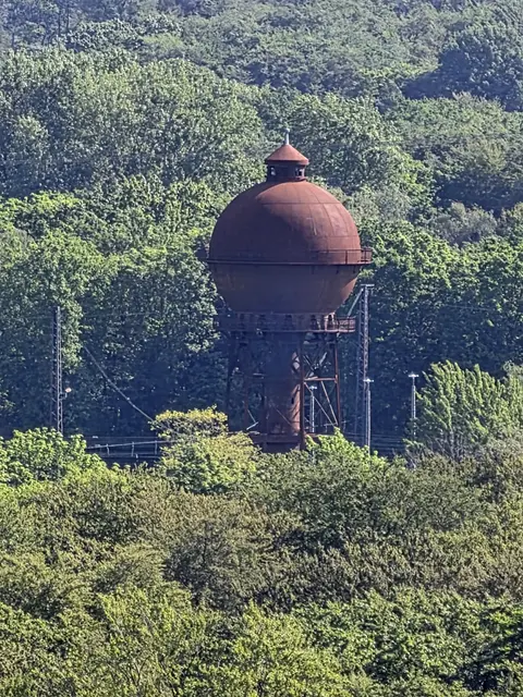  Der historische Wasserturm Süd in Duisburg-Wedau ist ein markanter Industriebau..