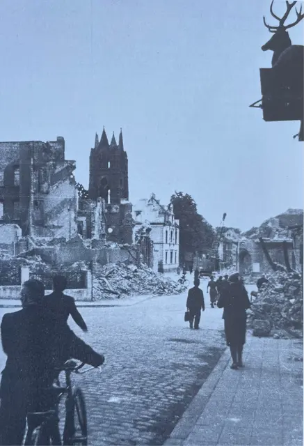 Den Krieg hat die Pauli-Kirche überstanden, wenn auch stark beschädigt - die Abrisswut hat sie aber nicht überlebt. Der Rendant der Kirche kaufte das brachliegende Grundstück günstig und ohne Auflagen (heute betreiben seine Erben dort einen lukrativen Parkplatz).