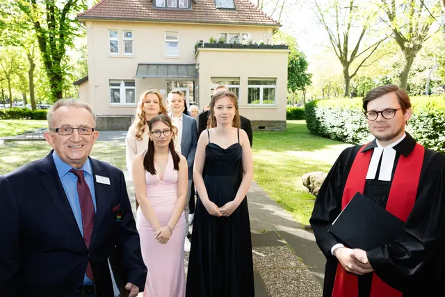 Hier sind die Konfis mit Pfarrer Jens Storm (r.) und Lektor Reiner Terhorst vor dem Einzug in die Gnadenkirche zu sehen.
Foto: Bartosz Galus
