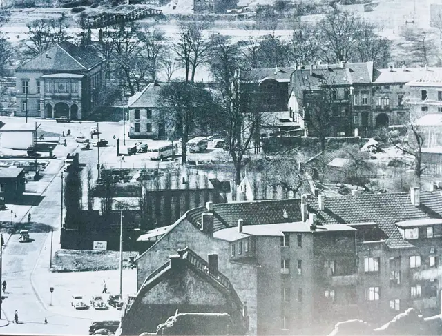 Altes Foto: Mülheim Delle und Ruhrstraße 1 bis 9 .
Heute noch erhalten ist links oben im Bild das CASINO (1842 von der Bürgergesellschaft CASINO erbaut) und oben mit dem runden Giebel die VILLA ARTIS (heute Kunstmuseum, Kunstgalerie und Atelierhaus der Mülheimer Künstlerkolonie ARCO) | Foto: Archiv KKRR